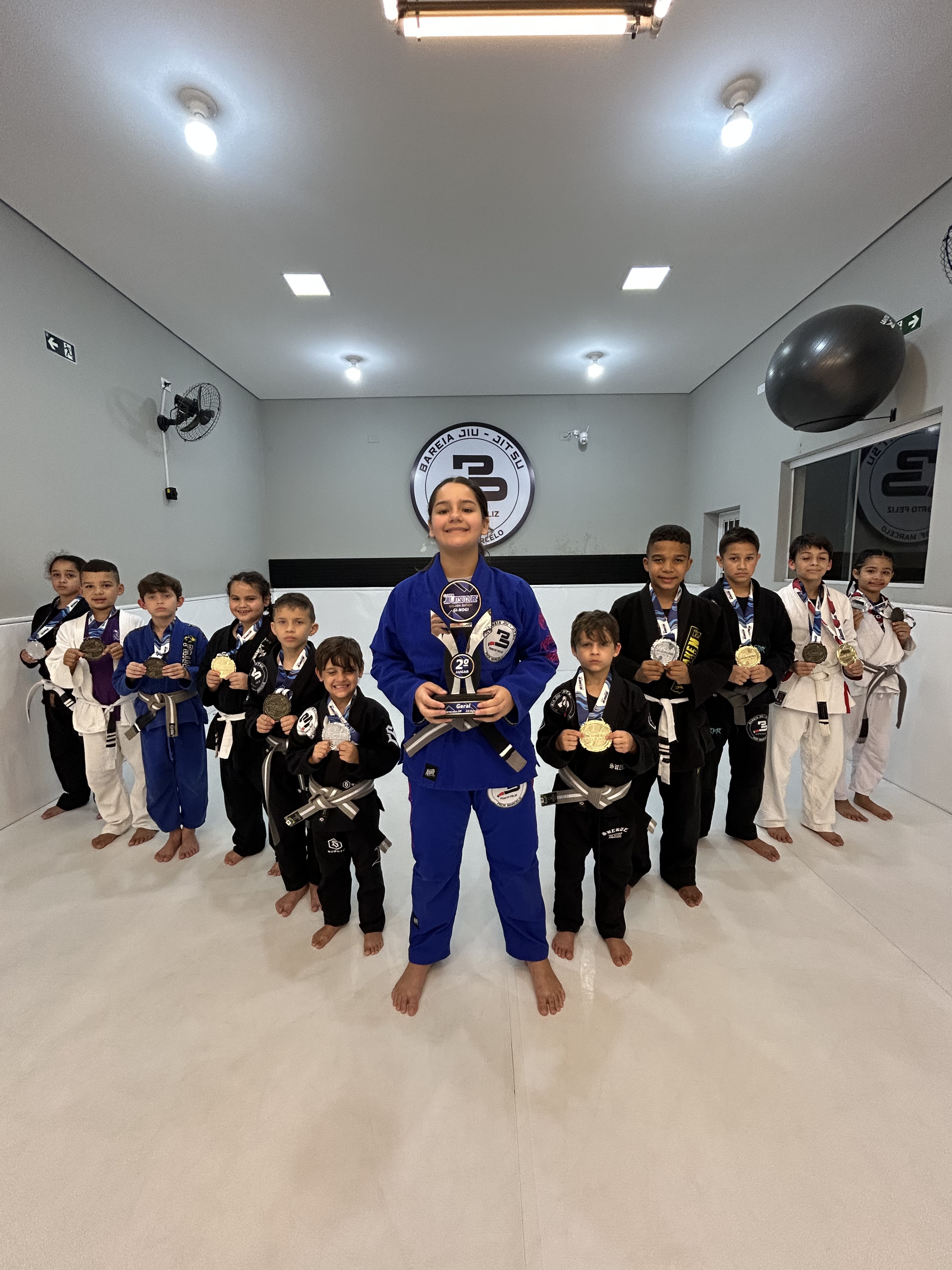 Equipe infantil da Bareia Porto Feliz reunida com medalhas e troféu
